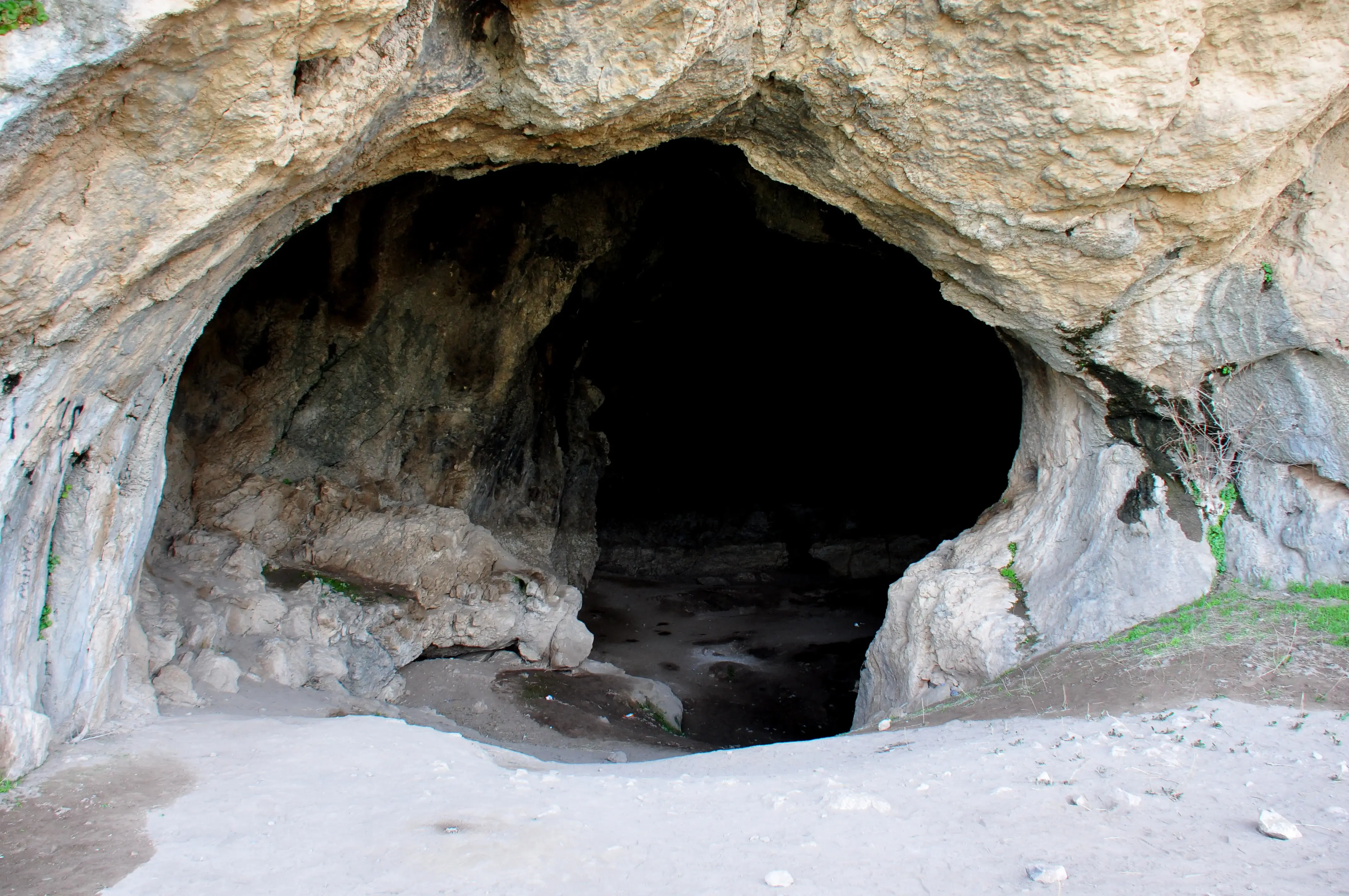 Dark Cave Hang Toi bat cave Lan Ha Bay kayaking Cat Ba Bali