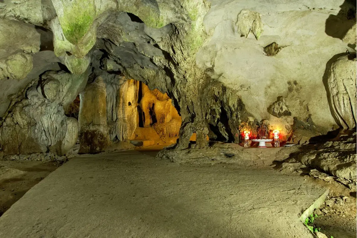 Trung Trang Cave stalactites stalagmites Cat Ba National Park Bali