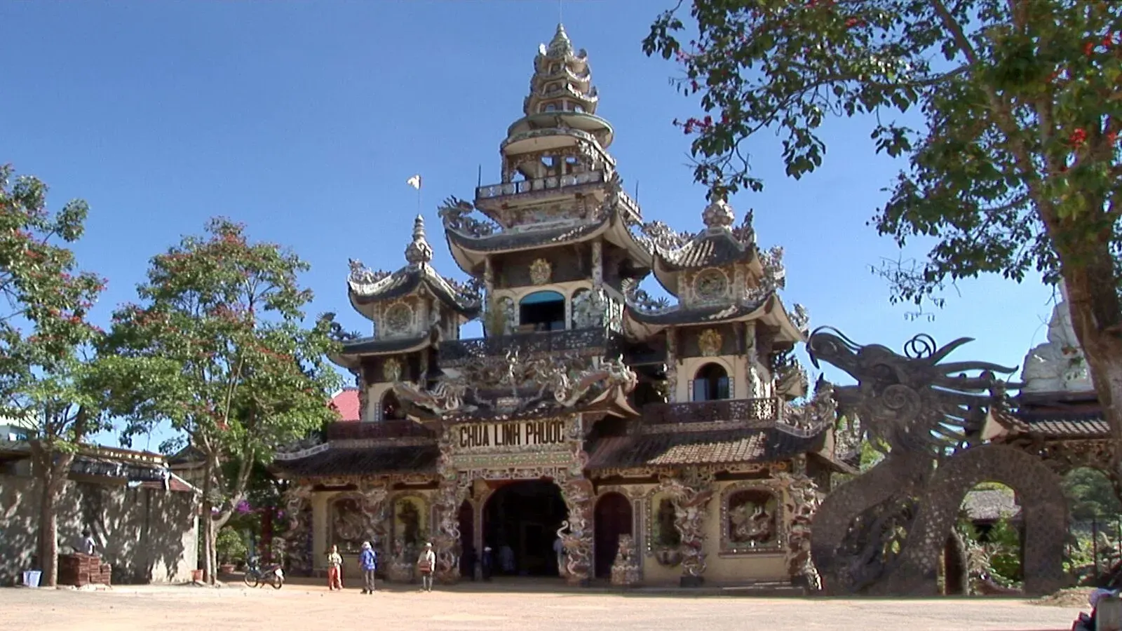 Linh Phuoc Pagoda mosaic dragon broken glass ceramic Da Lat Bali