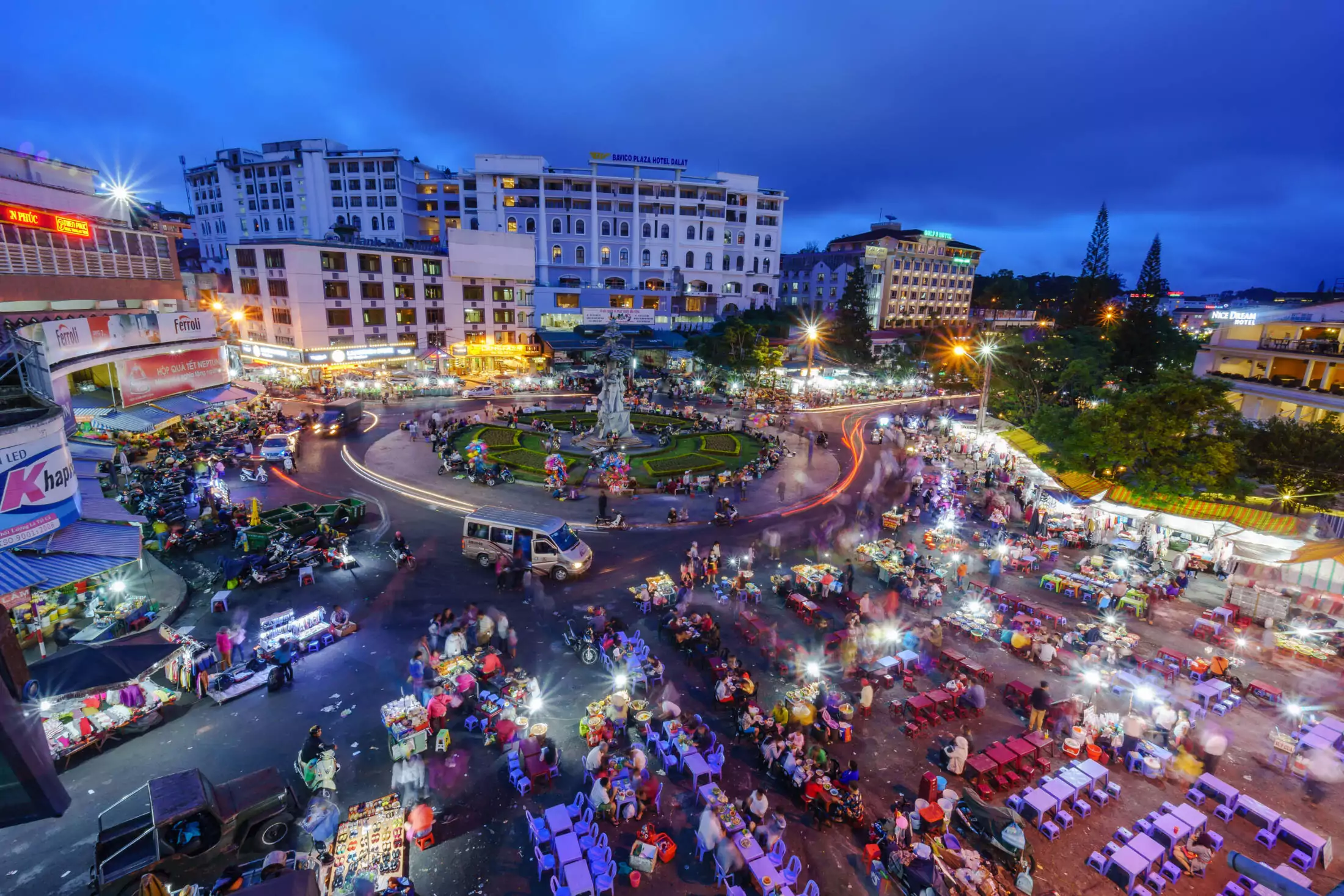 Da Lat Night Market Hoa Binh Square rotisserie chicken cool evening Bali