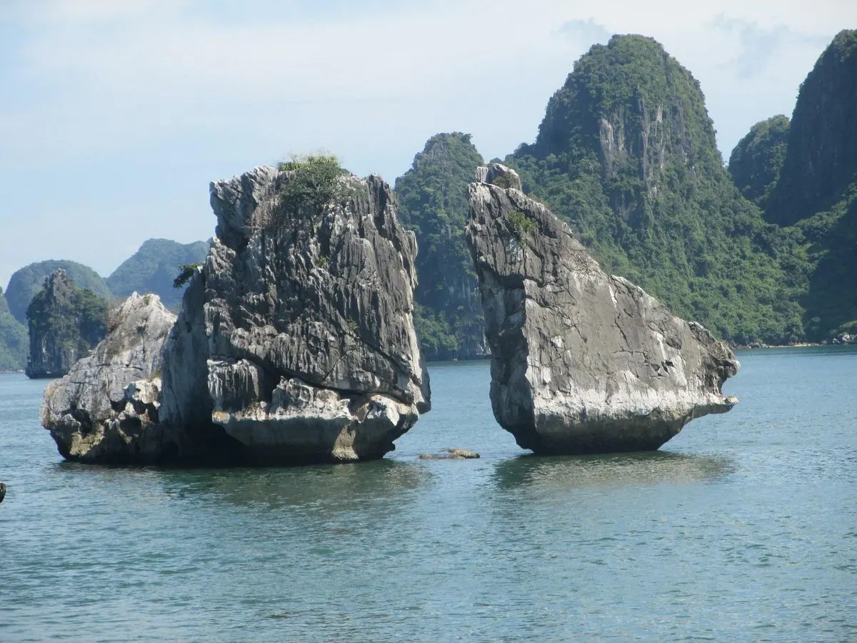 Fighting Cocks Islands Ha Long Bay on 200000 IDR note Bali