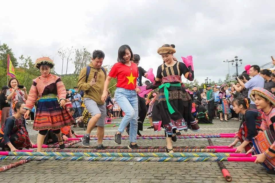 Traditional Thai bamboo stick dance performance Mai Chau homestay Bali