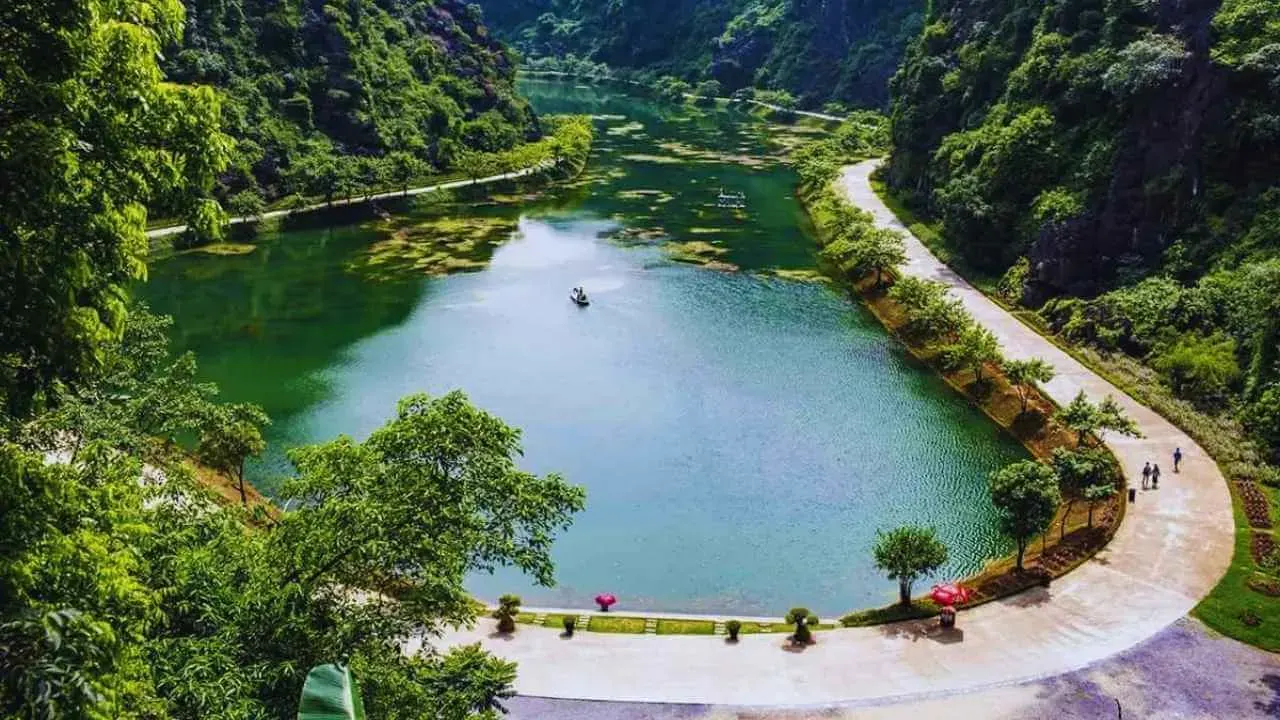 Tuyet Tinh Coc hidden karst lake green water Bali