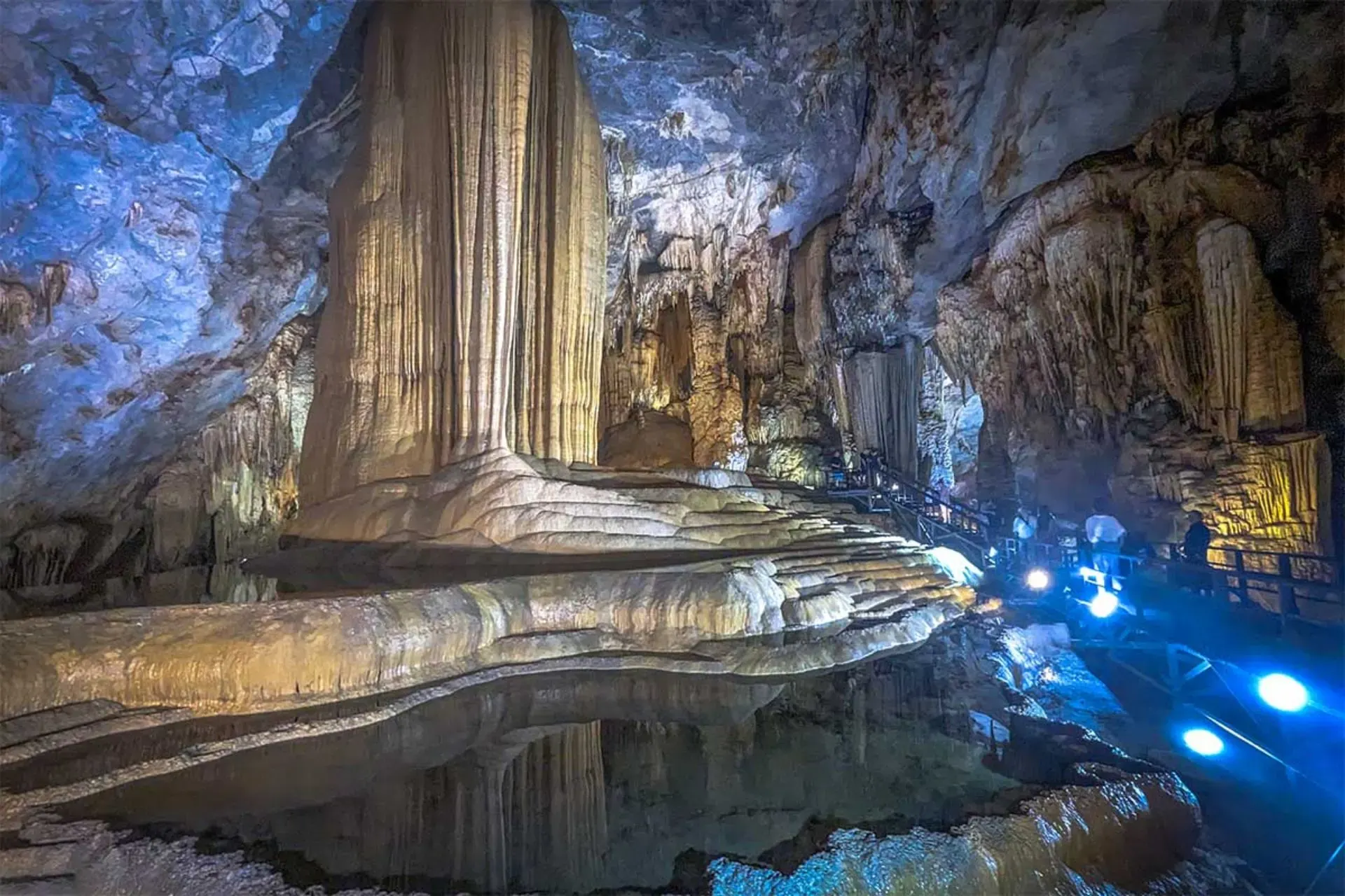 Paradise Cave Thien Duong massive stalactite chamber wooden walkway Phong Nha Bali