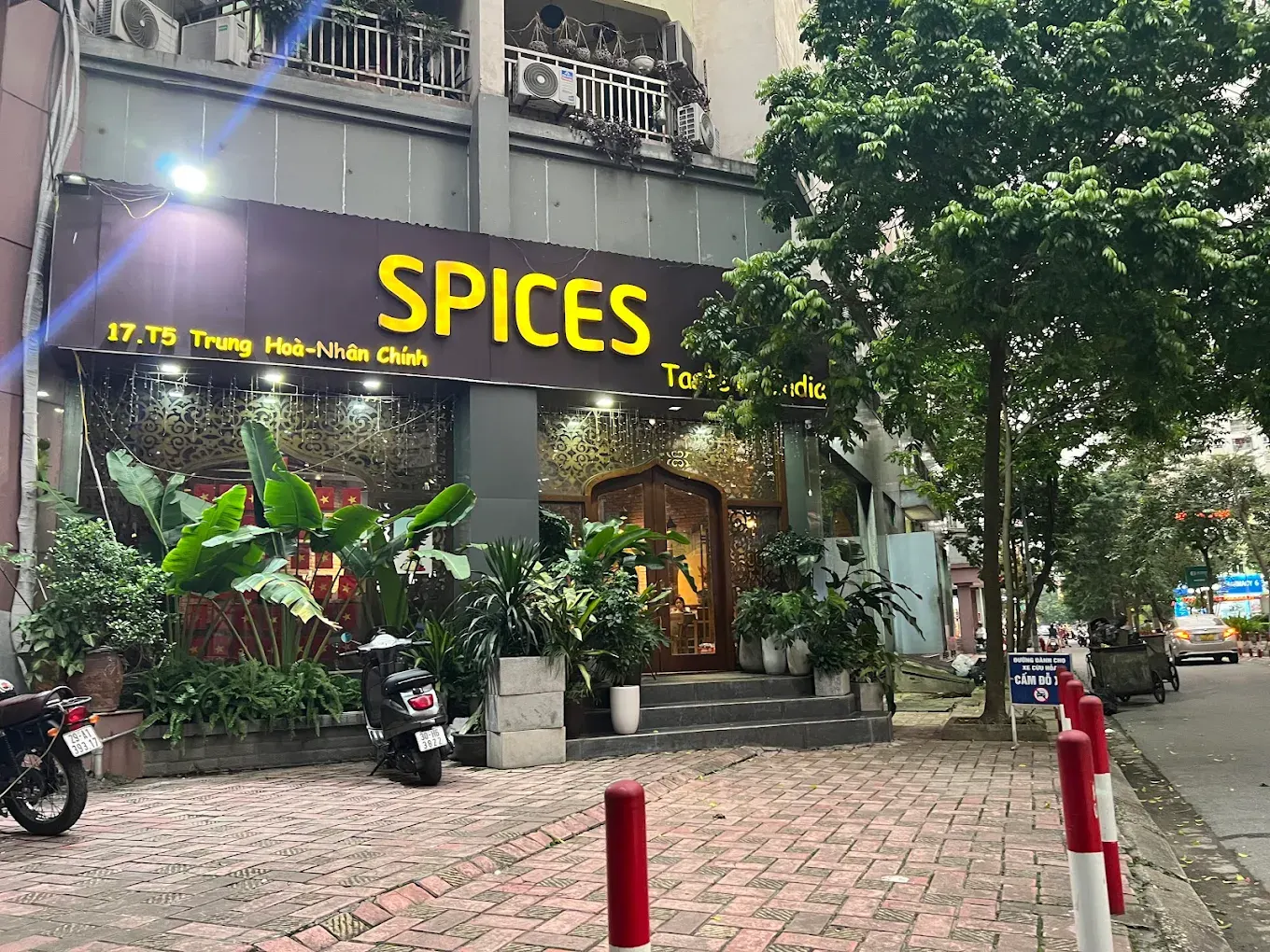 Spices Indian restaurant Hanoi — Hoang Dao Thuy