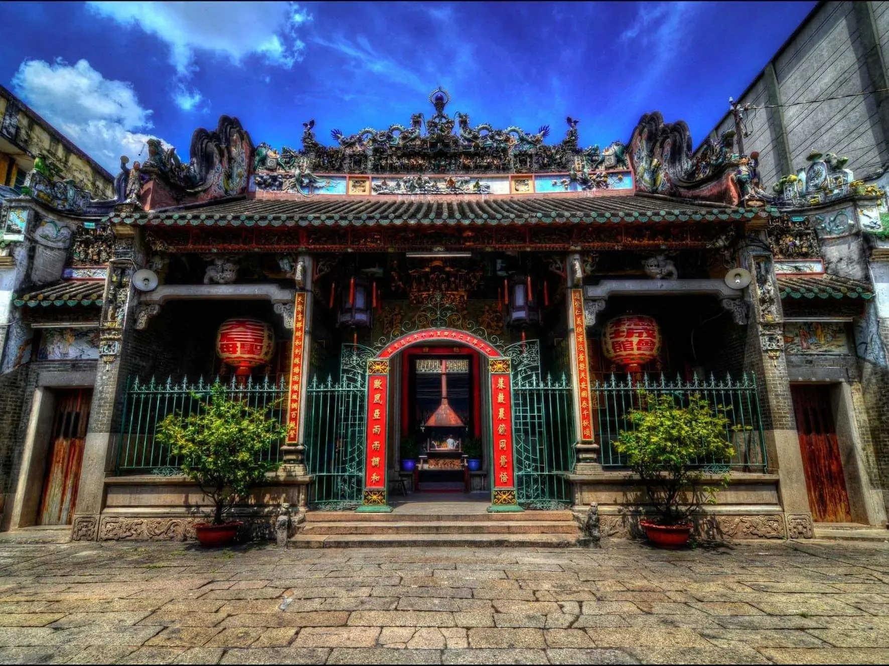 Ho Chi Minh City heritage and temple experience